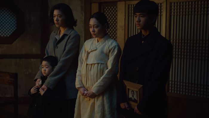 Minha Kim, Eunseong Kwon, Jung Eun-chae, Steve Sanghyun Noh, và Kim Kang-hoon trong Pachinko