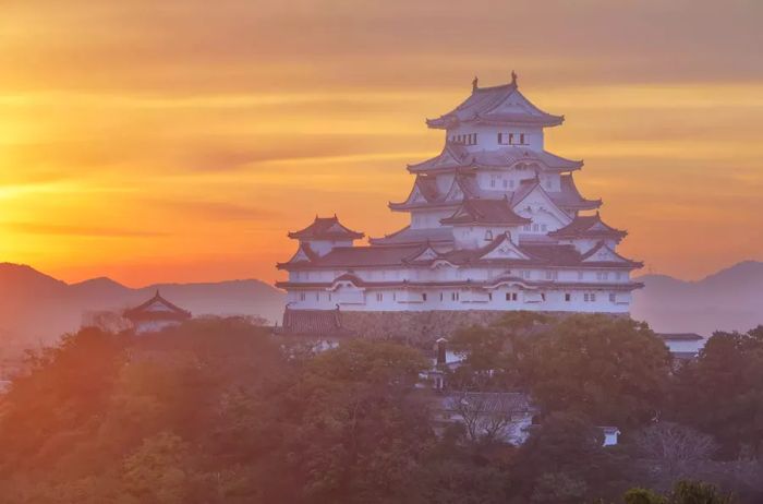 Recognized as one of the best-preserved examples of traditional Japanese castle architecture, Himeji Castle dates back to 1333. Also known as Himeji-Jo, it is located in the city of Himeji in Hyogo Prefecture.