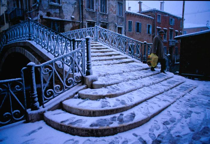 Snow blankets Fondamenta della Sensa, the bridge leading to the historic Jewish quarter.