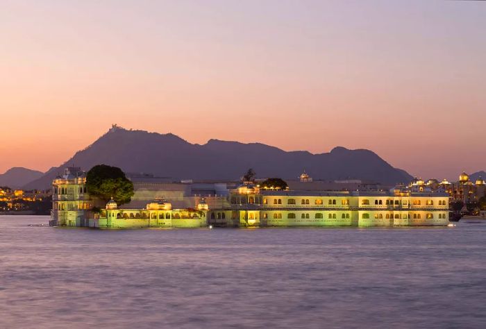 india_udaipur_taj-lake-palace-hotel