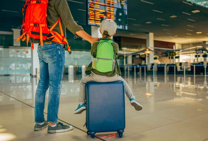 theme_travel_airport_father_son_suitcase_luggage