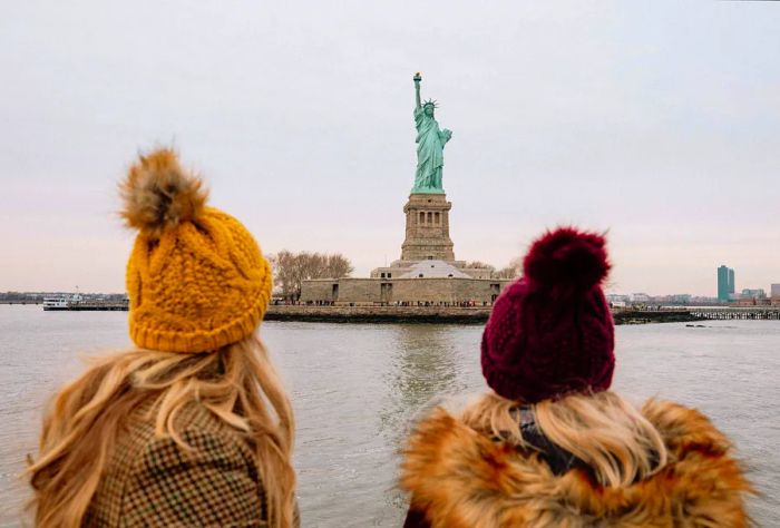 DEST_USA_AMERICA_NEW_YORK_STATUE_OF_LIBERTY_PEOPLE_WOMEN_WINTER_GettyImages-1129344019