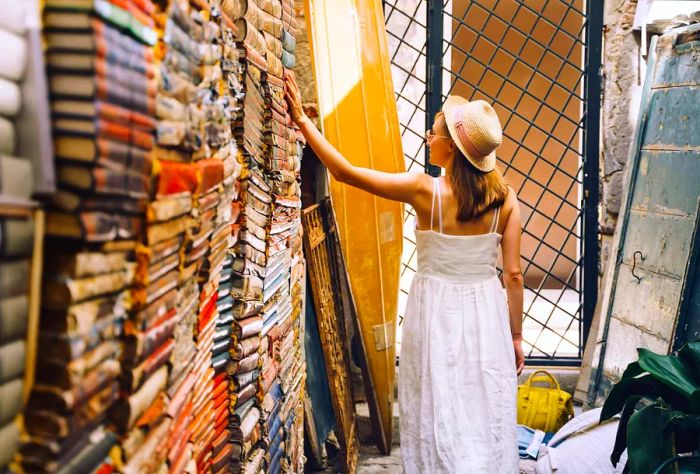 DEST_ITALY_VENICE_LIBRERIA-ACQUA-ALTA_GettyImages-1357943751