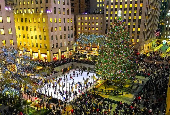 DEST_USA_NYC_NEW-YORK-CITY_ROCKEFELLER-CENTER_CHRISTMAS_GettyImages-623608524