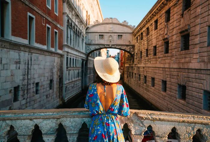 DEST_ITALY_VENICE_GONDOLA_GettyImages-961329340