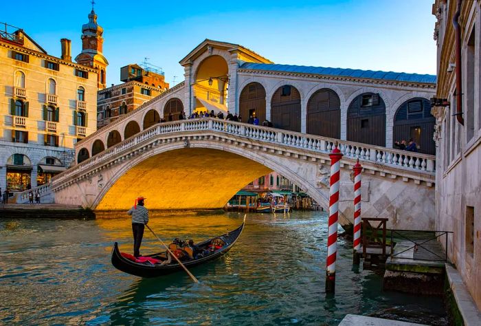 DEST_ITALY_VENICE_GONDOLA_BRIDGE_RIALTO_GettyImages-934871800