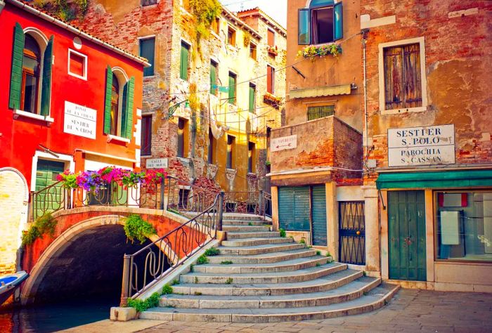 DEST_ITALY_VENICE_Street View_Bridge_GettyImages_506516630