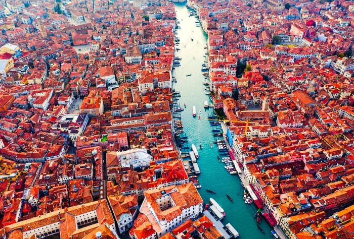 DEST_ITALY_VENICE_GRAND-CANAL-GettyImages-1090924034