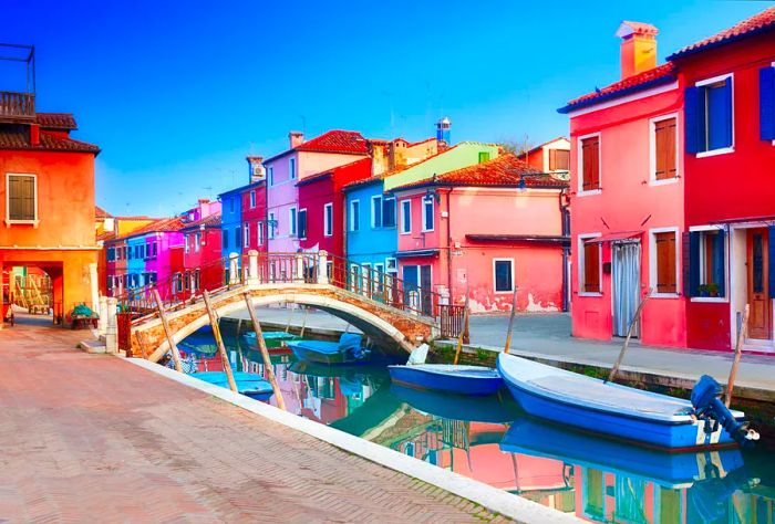 DEST_ITALY_VENICE_BURANO_shutterstock-premier_1119658325