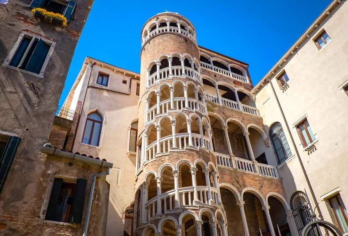 DEST_ITALY_VENICE_PALAZZO_CONTARINI_DEL_BOVOLO_GettyImages-1041793760