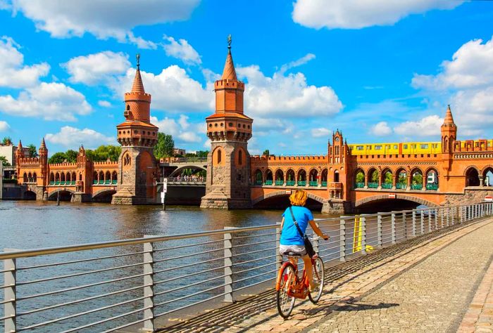 DEST_GERMANY_BERLIN_OBERBAUM-BRIDGE_THEME_PEOPLE_BICYCLE_BIKE-GettyImages-542715739