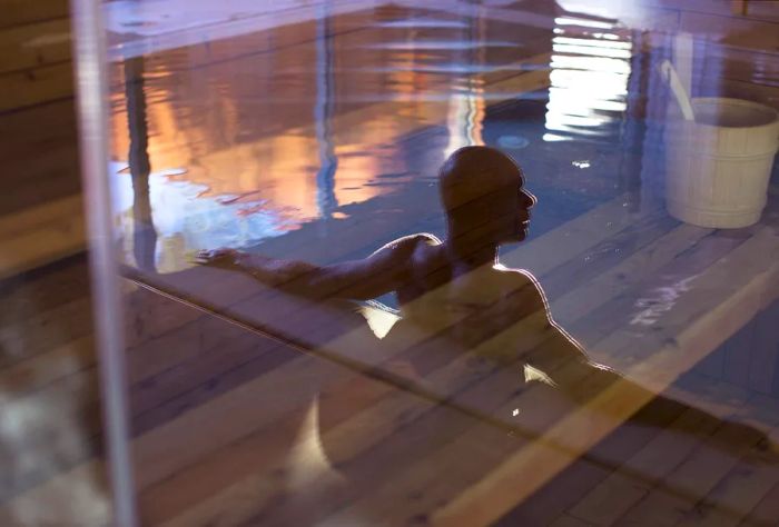 THEME_PEOPLE_MAN_POOL_SPA_SAUNA_GettyImages-598315005