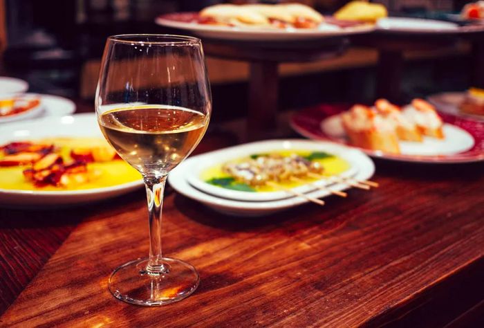 THEME_FOOD_SPANISH_TAPAS_PINTXOS_WHITE_WINE_GettyImages-917763870