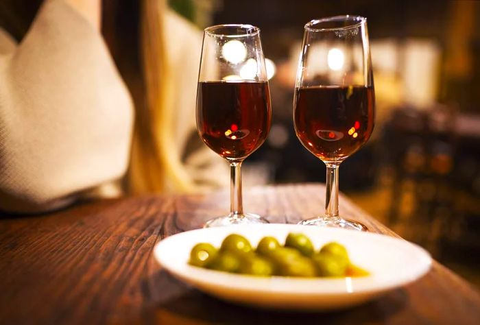 theme_food_drink_vermouth_olives_dest_spain_gettyimages-1185325322