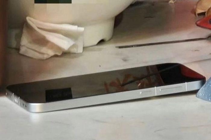 Chiếc điện thoại sở hữu khung viền kim loại chắc chắn