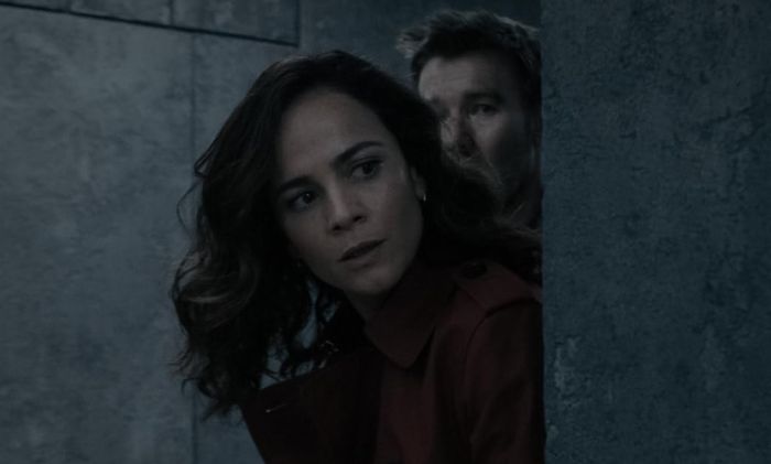 Alice Braga và Joel Edgerton trong Dark Matter