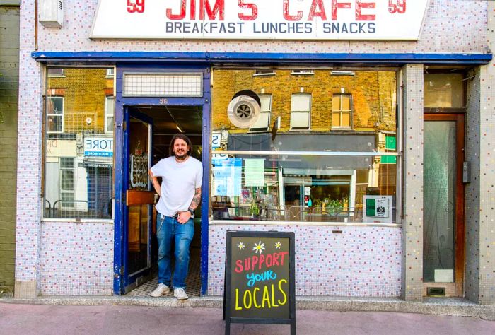 DEST_ENGLAND_UK_LONDON_PEOPLE_MAN_RESTAURANT_CAFE_GettyImages-1264239040