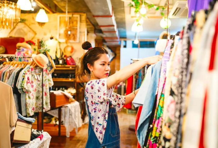 THEME_VINTAGE_SHOPPING_PEOPLE_WOMAN_GettyImages-968906646