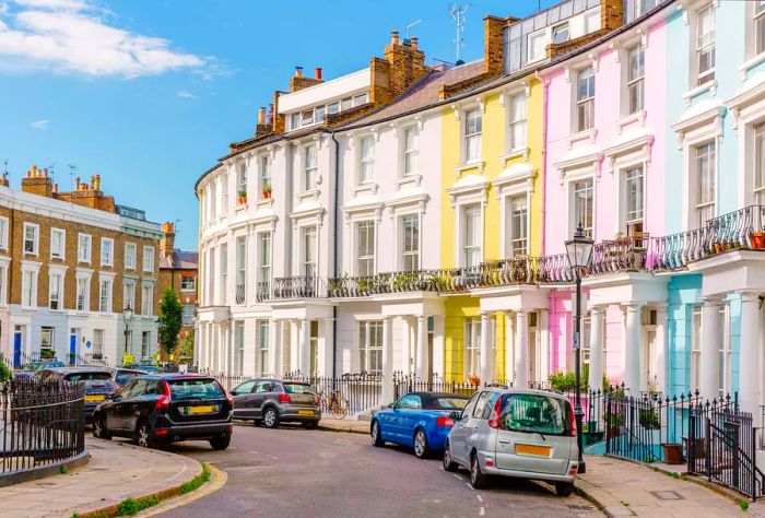 DEST_UK_ENGLAND_LONDON_PRIMROSE_HILL_MULTICOLORED_TOWNHOUSES_STREET_ROAD_GettyImages-1270244906