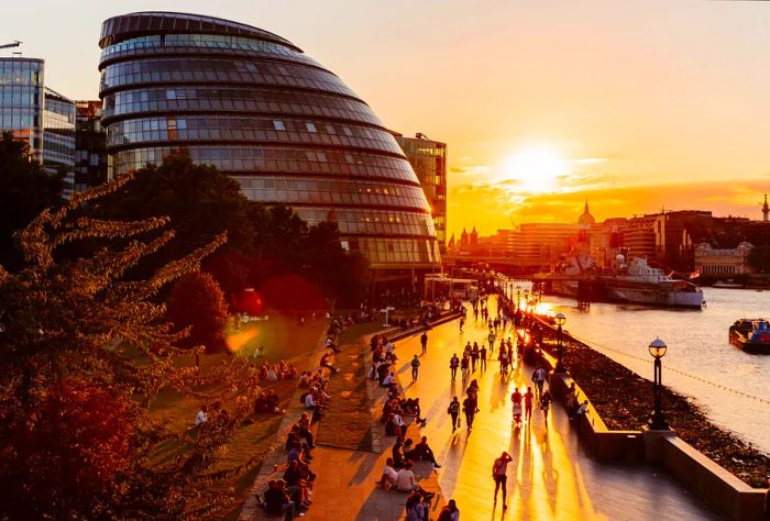 DEST_UNITED-KINGDOM_LONDON-CITY-HALL_THAMES-RIVER-BANK-WALK_GettyImages-1167168240