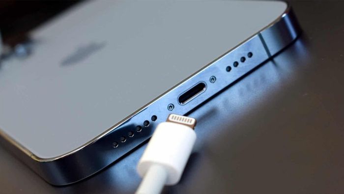 Kiểm tra cổng sạc trên iPhone
