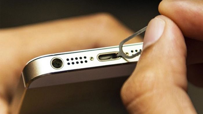 Vệ sinh cổng sạc iPhone