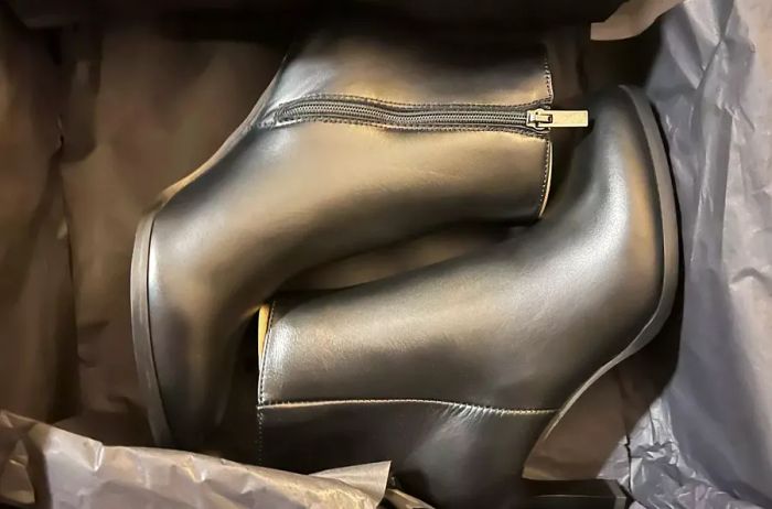 A pair of La Canadienne Ellenor Leather Booties neatly packaged in their box