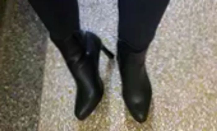 A person demonstrating the heel of a La Canadienne Ellenor Leather Bootie