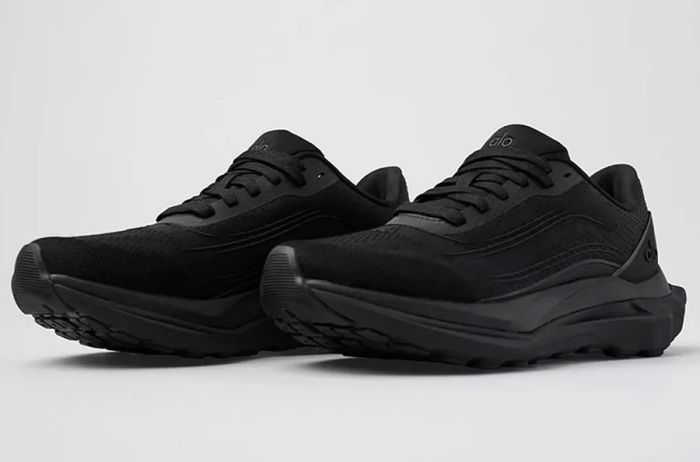 runner sneakers in black