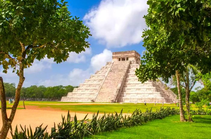 Crowd gathered at the main pyramid of Kukulkan in Chichén Itzá