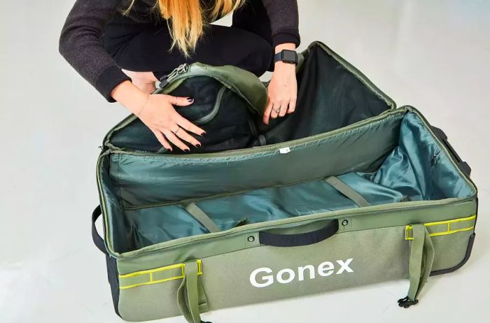 Individual fastening the compartments of the Gonex Rolling Duffel Bag With Wheels