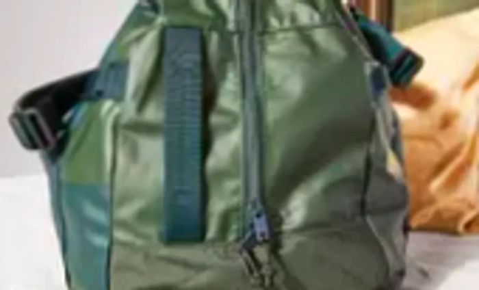 The profile view of the Away F.A.R. Duffle 70L