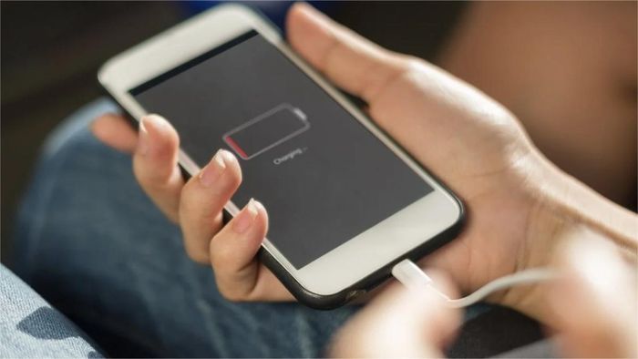 Tại sao iPhone lại tự tắt nguồn?