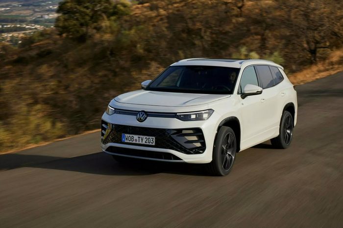 Tayron 2025 sẽ sớm có mặt tại các thị trường lớn, nơi Volkswagen hy vọng sẽ mang đến một làn sóng mới trong phân khúc SUV cỡ D, nhắm tới đối tượng khách hàng tìm kiếm sự kết hợp giữa sang trọng và tiện ích.