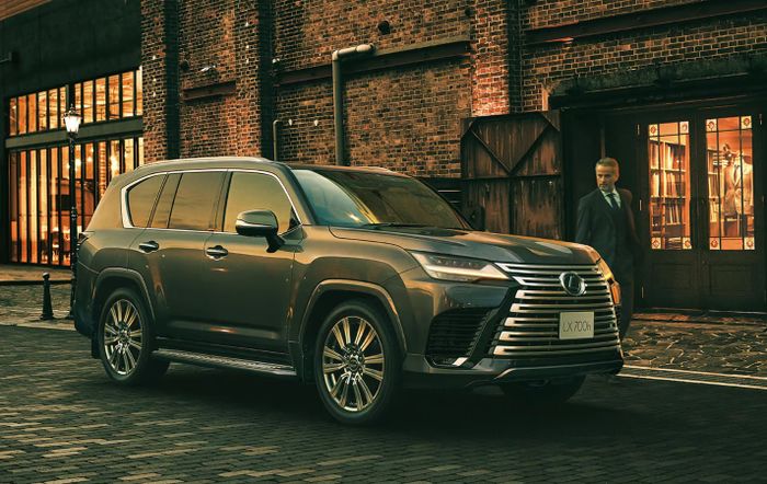 Tại Việt Nam, Lexus LX 700h dự kiến sẽ được phân phối chính hãng với mức giá khoảng 10 tỷ đồng, hứa hẹn sẽ tiếp tục thu hút sự chú ý của những khách hàng yêu thích dòng xe sang. Ở thế hệ này, Lexus đã cải tiến nhiều tính năng và trang bị hiện đại để đáp ứng nhu cầu ngày càng cao của thị trường.