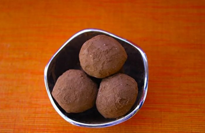 3 cocoa balls from Grenada presented in a bowl