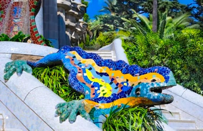 a vibrant lizard sculpture on the steps of Park Güell