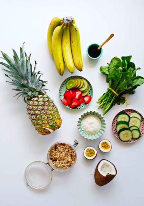 Aerial view of the ingredients for the green smoothie bowl