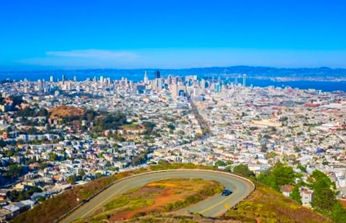 panoramic view of San Francisco from the summit of Twin Peaks