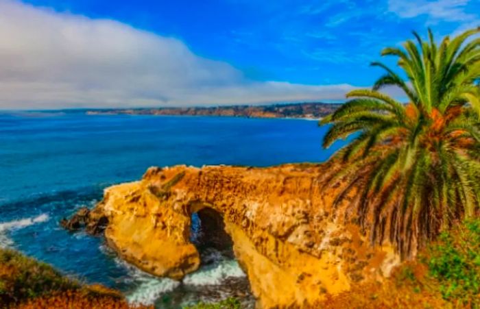 A view of the arch at Sunset Cliffs in San Diego on a sunny day