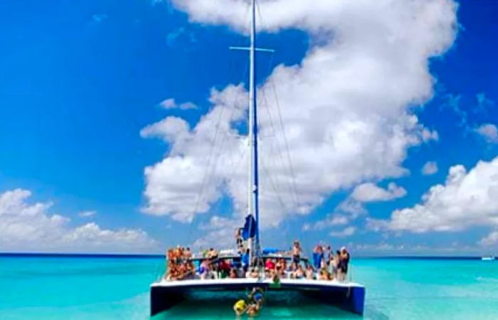 A catamaran excursion around the island of Grand Turk