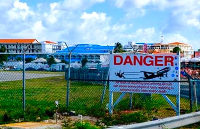 Warning sign at Maho Beach for low-flying planes