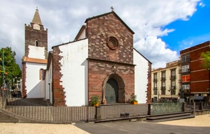 a frontal view of the Funchal Cathedral