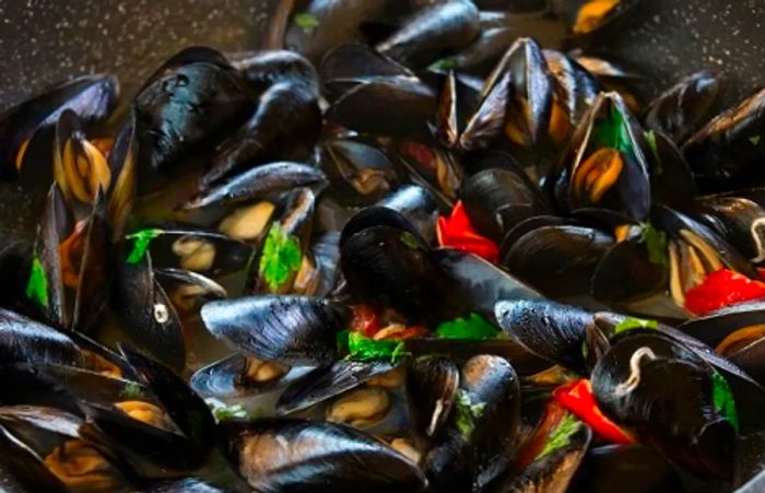 impepata di cozze, sautéed mussels with pepper