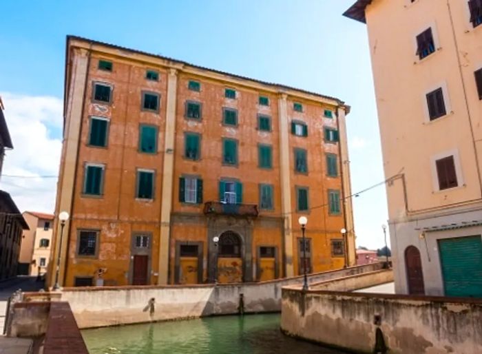 A view of a couple of buildings in New Venice