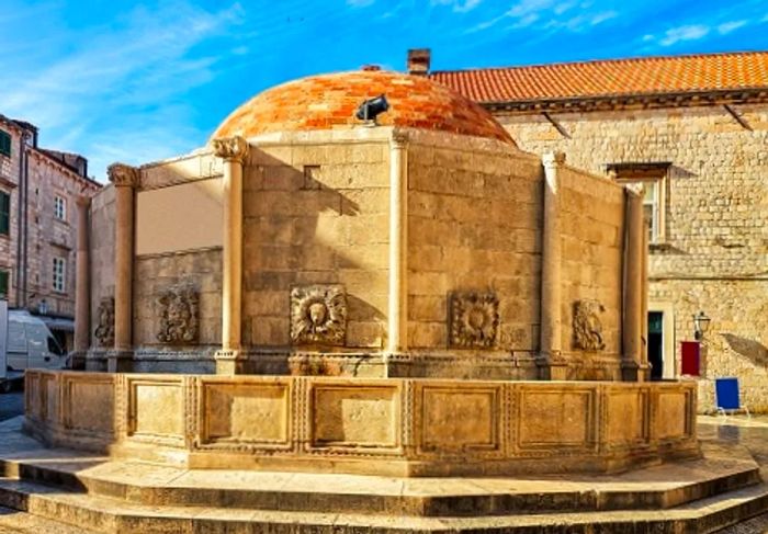 A panoramic view of Onofrio’s Fountain during the daytime