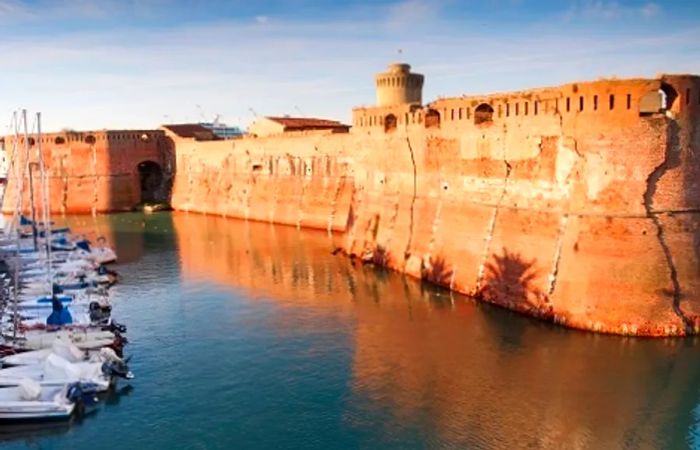 A scenic waterfront view of Livorno’s Fortezza Vecchia