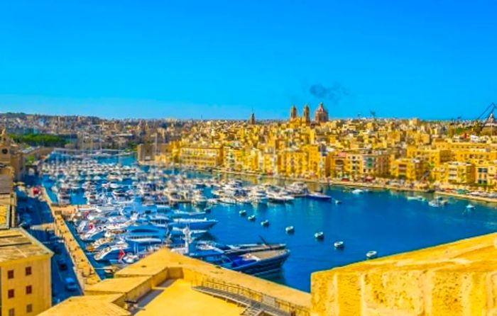 the marina that separates Birgu and Senglea towns