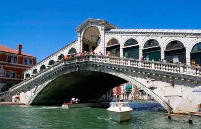 The iconic Ponte Rialto bridge in Venice, Italy