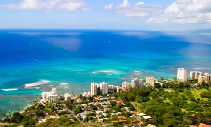 the shoreline of honolulu